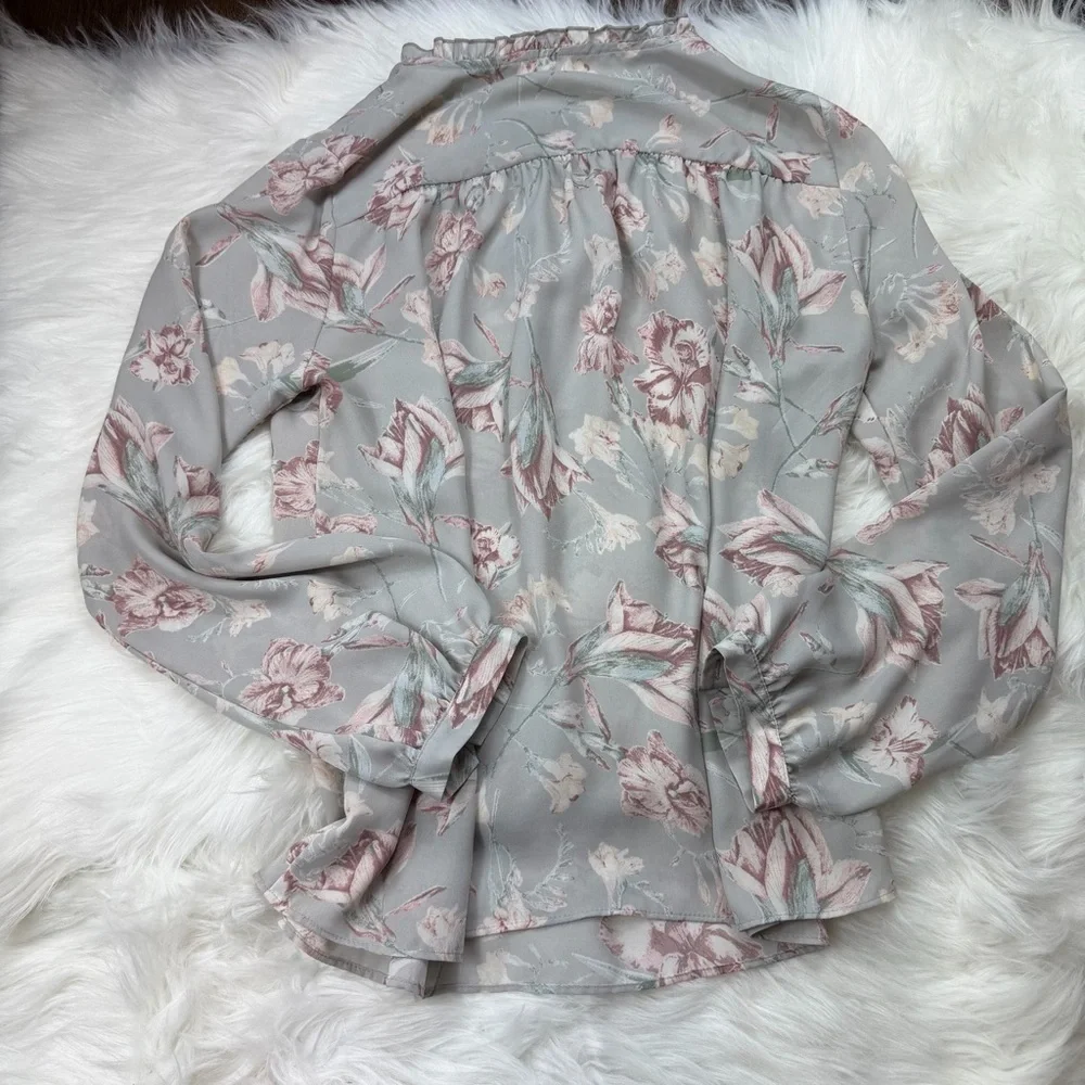 Violet & Claire Floral Blouse in Soft Gray and Pink - Picture 2 of 4